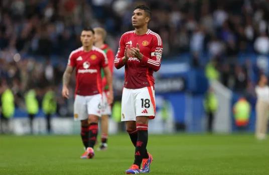 Gary Neville chi trich Casemiro sau tran thua Brighton