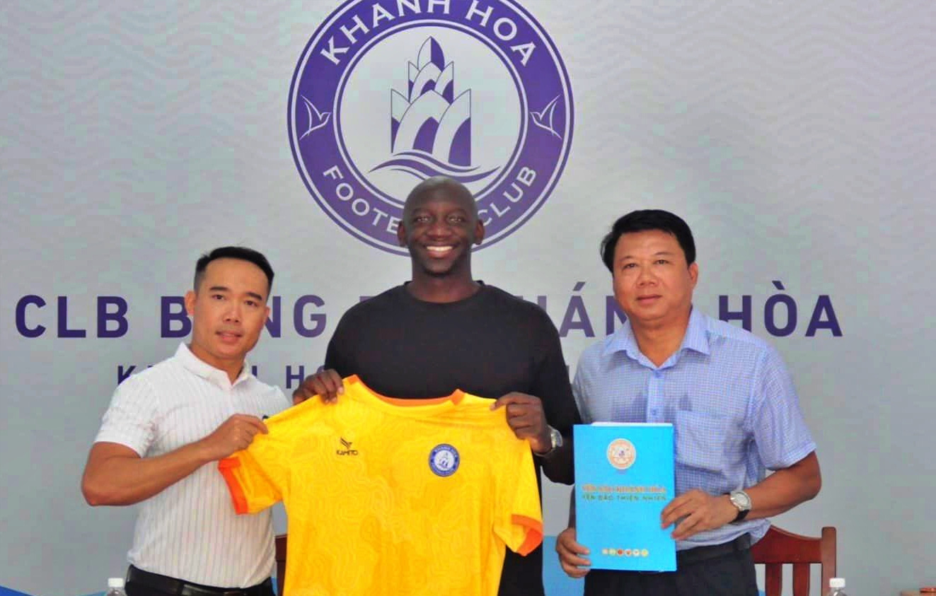 Khanh Hoa hua tra het tien cho Mamadou Guirassy de duoc do bo an phat