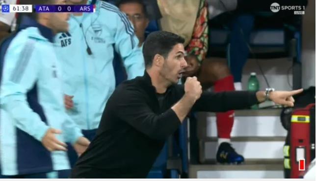 Mikel Arteta che gieu trong tai trong tran hoa Atalanta